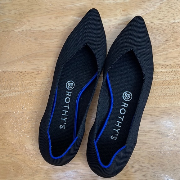 Shoes - EUC Rothy’s size 6 1/2 in black